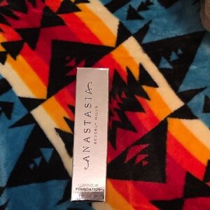 Anastasia Beverly Hills Luminous Foundation in Silver Box